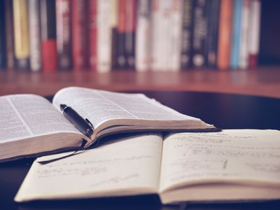 Aufgeschlagenes_Buch