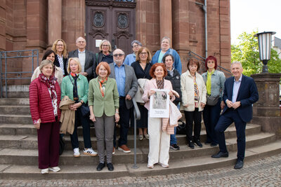 Landrat Patrik Lauer (vorne rechts) mit Mitgliedern und Freunden des Kunst Forums Saarlouis und Vertreterinnen und Vertretern des Hilfsfonds Bürger in Not des Landkreises Saarlouis, der Tafel, der Therapeutische Schülerhilfe und des Hospizvereins St. Nikolaus Rehlingen-Siersburg. 