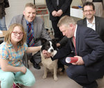 Schulhund Rinty mit Landrat und Minister