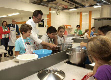 Minister Jost kocht mit Schülern