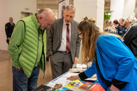 Interessierte Gäste am Infomationsstand