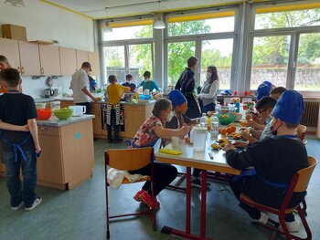 Aktionstag gegen Lebensmittelverschwendung am SGS_In der Schulküche der SGS
