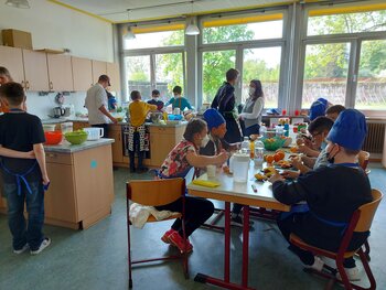 Aktionstag gegen Lebensmittelverschwendung am SGS_In der Schulküche der SGS