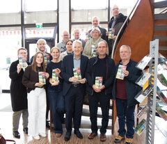 Gruppenbild bei der Vorstellung des Ebbes von Hei! -Einkaufs- und Genussführer 2026 