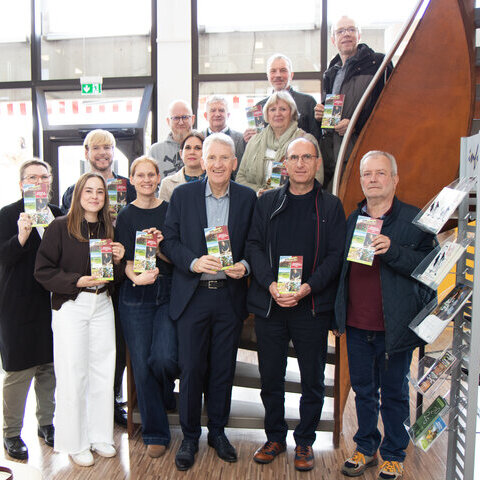 Gruppenbild bei der Vorstellung des Ebbes von Hei! -Einkaufs- und Genussführer 2026 