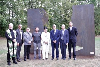 Gedenkveranstaltung_Lebach_vor_der_Skulptur Gedenkveranstaltung_Lebach_vor_der_Skulptur