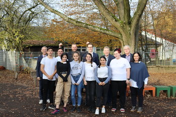 Küchenteam mit seinen Gästen Küchenteam mit seinen Gästen