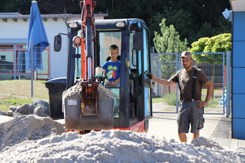Projekt_Ford_Kinderland_Bagger_mit_Kind