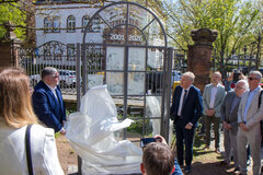 Die Beteiligten enthüllen das Fenster