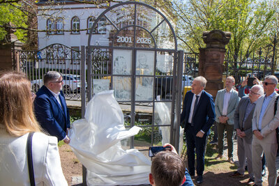 Die Beteiligten enthüllen das Fenster