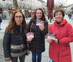 Vertreterinnen der Landesarbeitsgemeinschaft der kommunalen Frauenbeauftragten verteilen Flyer, die über K.O.-Tropfen informieren 
