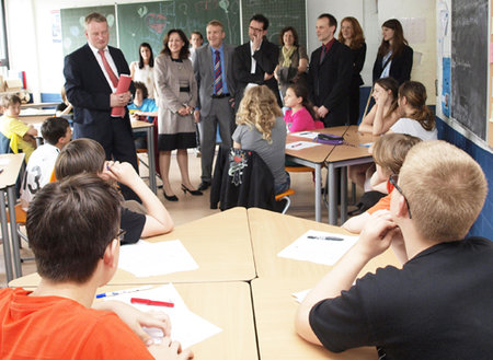 Minister diskutiert mit der Klasse 5c