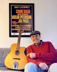 Johannes Berrar sitzt neben seiner Gitarre