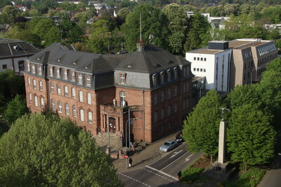Erweiterungsbau und Altbau des Landratsamtes Saarlouis