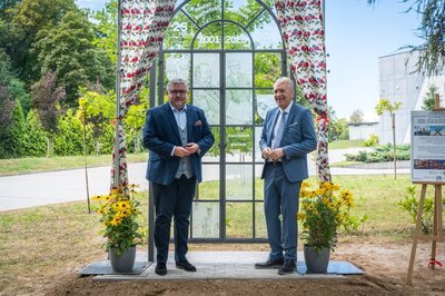 Landräte Adam Korta und Patrik Lauer bei und nach der Enthüllung des „Fensters nach Saarlouis“