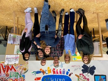 Gruppenfoto_Kunstausstellung_Meine_Zukunft_soll_bunt_sein