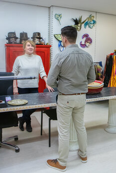 Projektleitung Astrid Jablonski im Gespräch mit einem Kunden