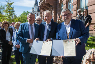 Bei der Überreichung der Partnerschaftsurkunden