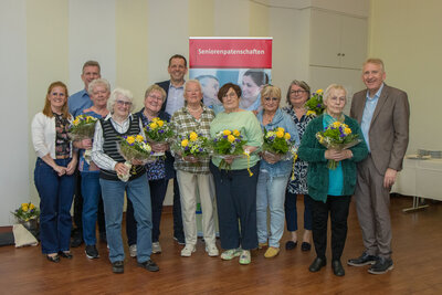 Gruppenbild der geehrten Patinnen mit Landrat Lauer und Vertreterinnen und Vertretern der Caritas und AWO