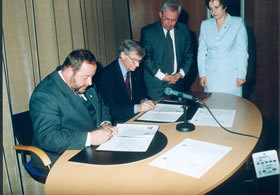Unterzeichung der Partnerschaftsurkunde 2001