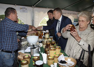1. Regionalmarkt_Honigstand Familie Seiwert-Forster