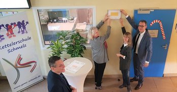Kettelerschule_Medienschule_gemeinsames_Anbringen_der_Plakette Kettelerschule_Medienschule_gemeinsames_Anbringen_der_Plakette