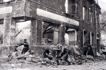 1944-45_Saarlautern_Sodaten_in_Trümmern