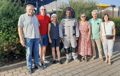 Übergabe Schutzanzüge