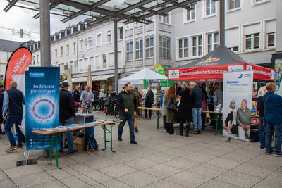 Viele Menschen lassen sich in der Innenstadt von Saarlouis zum Thema Sicherheit für Senioren beraten.