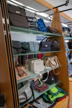 Auch Taschen werden angeboten Auch Taschen werden angeboten