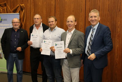 Diese Dörfer haben Zukunft: (v.r.) mit Landrat Patrik Lauer, Michael Engel, Rolf Klein, Hans Schmitz und dem Kreisbeigeordneten Klaus Engel