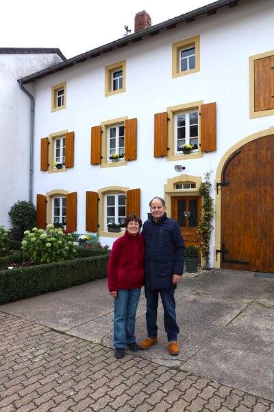 Fam. Pesch vorm Bauernhaus