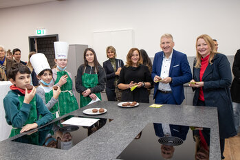 Fliesen_Landrat_Ministerin-Schule