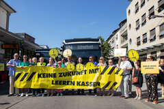 	Am Ende der Veranstaltung wurden symbolisch für zwei Minuten zwei Busse angehalten.