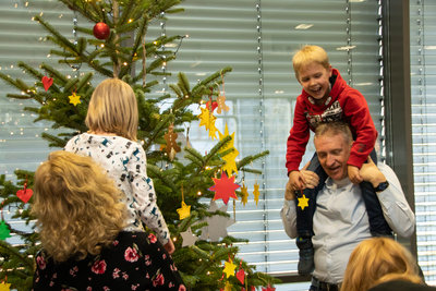 Anne_Frank_Schule_Tannenbaum schmücken