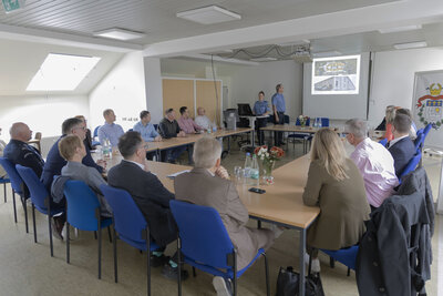 Vertreter der Landkreise Bochnia und Saarlouis bei einem Besuch in der Saarlouiser Polizeiinspektion