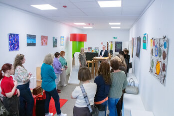 Bei der Eröffnungsfeier der Ausstellung