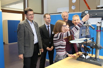 Das Schülerforschungszentrum Saarlouis lädt am Samstag, den 9. November, von 11 bis 15 Uhr zum dritten Forschertag ein. „Eine bunte Mischung aus Spiel, Spaß, interessanten Phänomenen und deren Erklärung erwartet die ganze Familie“, verspricht Benjamin Brück, Leiter des Schülerforschungszentrum Saarlouis. Kinder und Jugendliche können an einer vom VDE Saar präsentierten Science Rallye teilnehmen, bei der zehn neue Tüftelaufgaben aus den Bereichen Mathematik, Informatik, Naturwissenschaften und Technik mit pfiffigen Ideen möglichst geschickt gelöst werden sollen. Das Schülerforschungszentrum Saarlouis lädt am Samstag, den 9. November, von 11 bis 15 Uhr zum dritten Forschertag ein. „Eine bunte Mischung aus Spiel, Spaß, interessanten Phänomenen und deren Erklärung erwartet die ganze Familie“, verspricht Benjamin Brück, Leiter des Schülerforschungszentrum Saarlouis. Kinder und Jugendliche können an einer vom VDE Saar präsentierten Science Rallye teilnehmen, bei der zehn neue Tüftelaufgaben aus den Bereichen Mathematik, Informatik, Naturwissenschaften und Technik mit pfiffigen Ideen möglichst geschickt gelöst werden sollen.