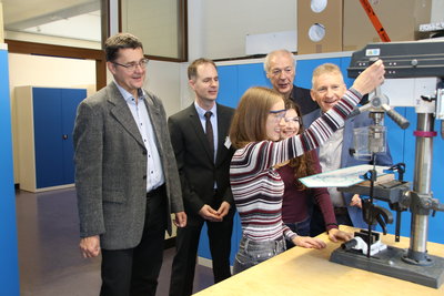 Das Schülerforschungszentrum Saarlouis lädt am Samstag, den 9. November, von 11 bis 15 Uhr zum dritten Forschertag ein. „Eine bunte Mischung aus Spiel, Spaß, interessanten Phänomenen und deren Erklärung erwartet die ganze Familie“, verspricht Benjamin Brück, Leiter des Schülerforschungszentrum Saarlouis. Kinder und Jugendliche können an einer vom VDE Saar präsentierten Science Rallye teilnehmen, bei der zehn neue Tüftelaufgaben aus den Bereichen Mathematik, Informatik, Naturwissenschaften und Technik mit pfiffigen Ideen möglichst geschickt gelöst werden sollen.