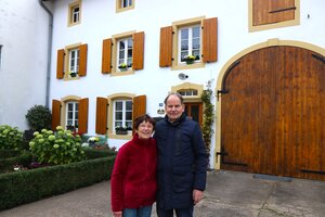 Fam. Pesch vorm Bauernhaus