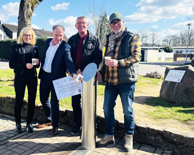 Gruppenfoto am neuen Trinkwasserspender in Überherrn