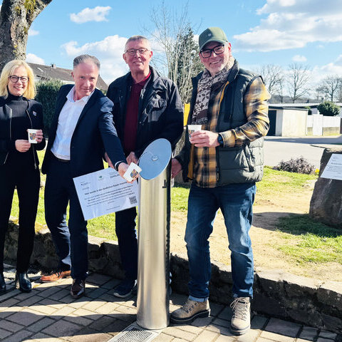 Gruppenfoto am neuen Trinkwasserspender in Überherrn