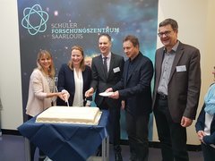 Forschertag_Anschneiden_der_Torte