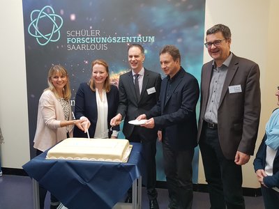 Forschertag_Anschneiden_der_Torte