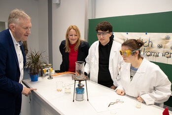 Fliesen_Naturwisschenschaft_Landrat_Ministerin
