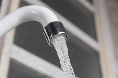 white-kitchen-sink-faucet-close-up