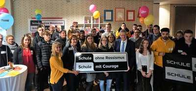 Seit 12. November ist das KBBZ Saarlouis Teil des bundesweiten Netzwerkes „Schule ohne Rassismus – Schule mit Courage“. In einer kleinen Feierstunde würdigte Landtagspräsident Stephan Toscani als Pate die Bemühungen der Schule, diese Auszeichnung zu erhalten.