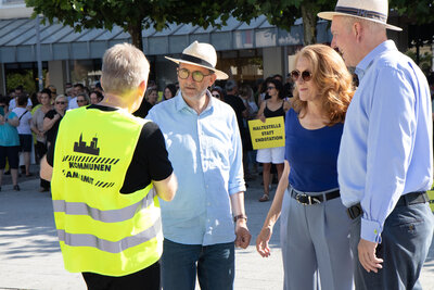 Bei der Landkreis-Veranstaltung am Kleinen Markt begrüßte (von links) Landrat Patrik Lauer auch Innenminister Reinhold Jost, Petra Berg, Ministerin für Umwelt, Klima, Mobilität, Agrar und Verbraucherschutz, und Finanzminister Jakob von Weizäcker.