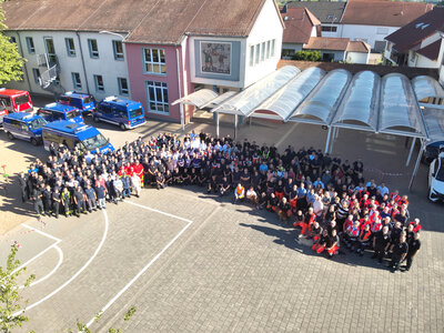 Beteiligte der Katastrophenschutzübung vor der Hans-Welsch-Halle in Lisdorf