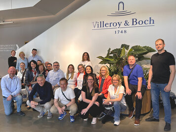 Gruppenbild der deutsch-polnischen Besuchergruppe in Mettlach bei Villeroy&Boch